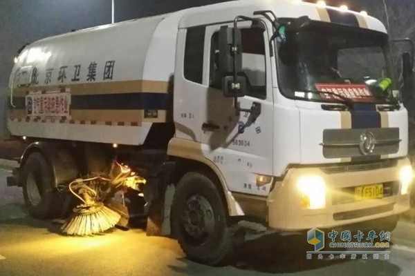 12月17日凌晨1点30分 北京环卫集团布赫吸扫车在通州温榆河东路进行吸扫作业