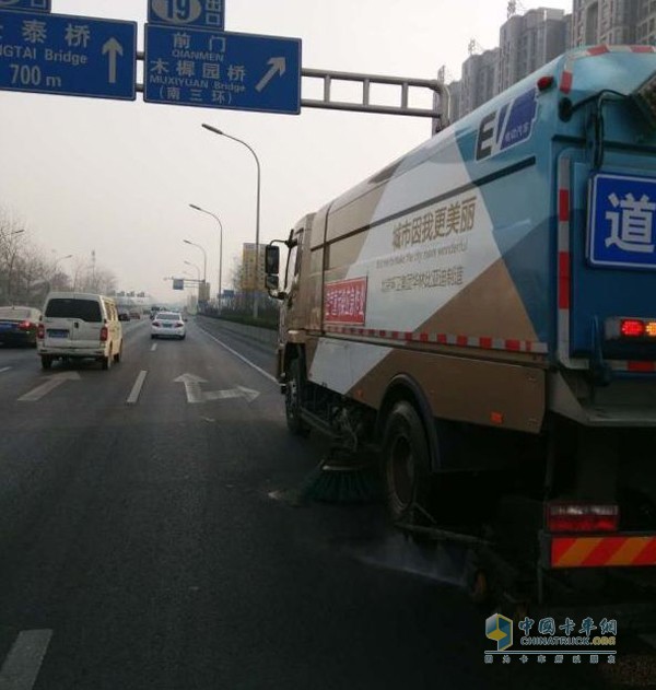 12月17日10点 北京环卫集团天路通干洗车在奥林匹克园区进行清扫作业