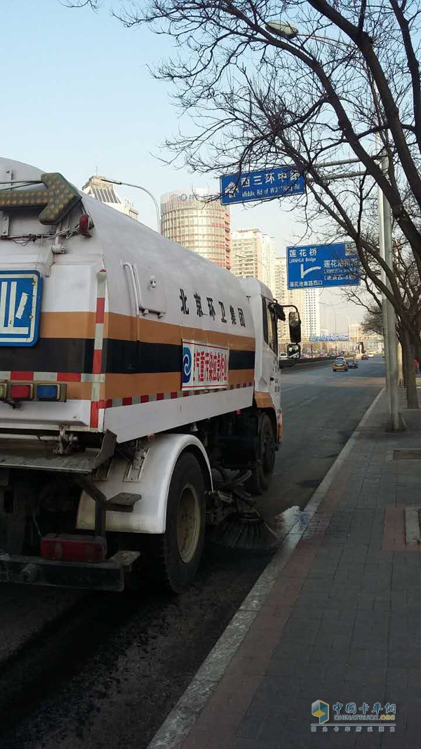 12月17日下午3点30分 北京环卫集团晨光机扫车在西二环广安门桥进行吸扫作业