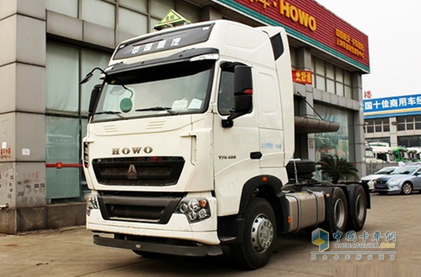 重汽HOWO—T7H 440马力6×4危险品牵引车