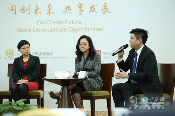 沃尔沃集团中国区公共事务及传讯副总裁黄铮(右一)分享沃尔沃集团的可持续发展理念