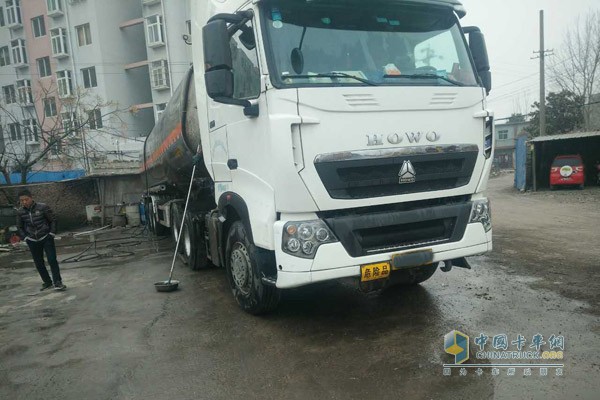 邓玉刚的HOWO—T7H危化品运输车