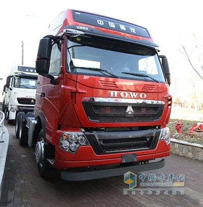 中国重汽HOWO- T7H 440马力6×4危化品牵引车