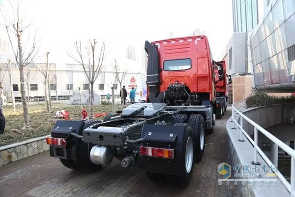 中国重汽HOWO- T7H 440马力6×4危化品牵引车