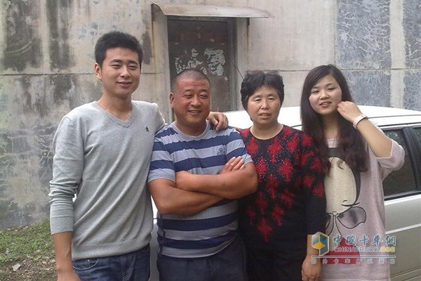 老仇夫妇和一对儿女