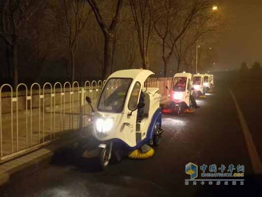 1月1日清晨五点，“城市勤务兵系列”之微型三轮收扫车在西南三环辅路进行清扫保洁作业