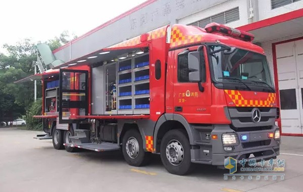 奔驰Actros 4160底盘开发的8x4大型抢修车