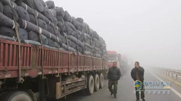 1 月 3 日，车辆在长深高速江苏赣榆入口处排起 "长龙"