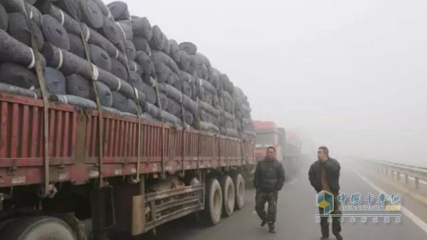 1 月 3 日，车辆在长深高速江苏赣榆入口处排起 "长龙"