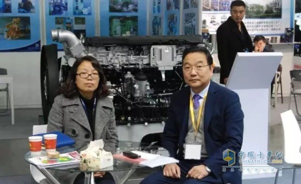 中国重汽集团杭州发动机销售有限公司党委副书记石国建(右)