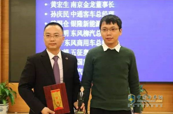 　　交通部公路院博士后张禄为上汽红岩总经理杨汉琳代表颁奖