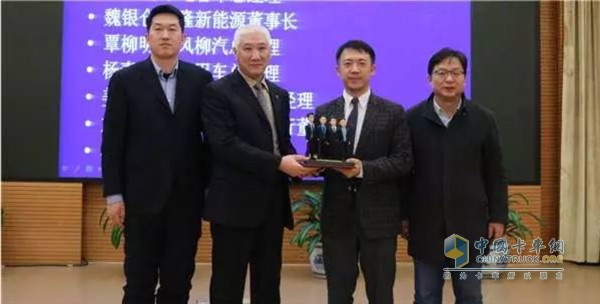 商用车商会会长赵旭日为福田汽车和福田戴姆勒品牌传播团队颁奖