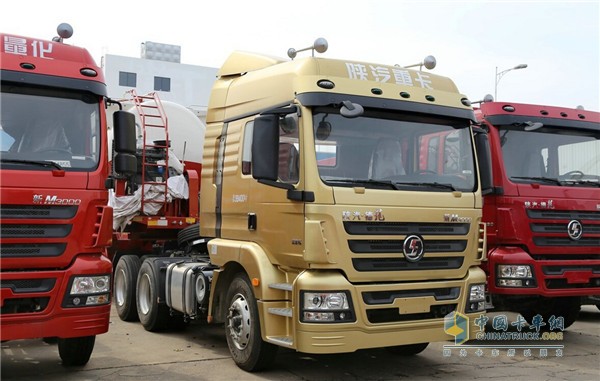 德龙新M3000 6×4牵引车
