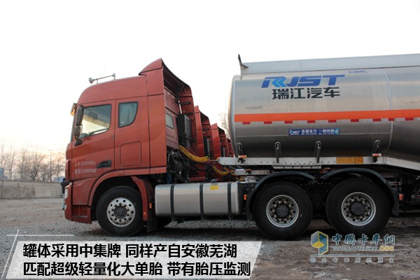 联合卡车 U400 6X4危化品牵引车