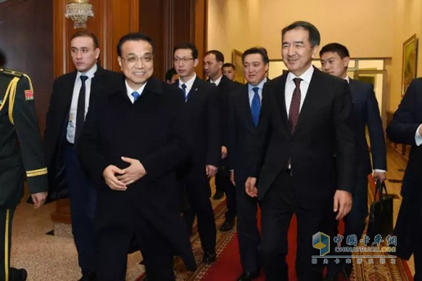 李克强总理观看哈萨克斯坦库斯塔奈市江淮汽车厂项目启动仪式