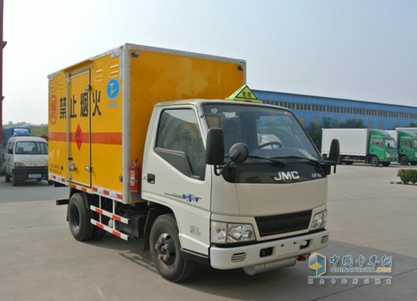 爆破器材运输车