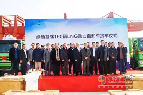 160台中国重汽LNG自卸车交付上海码头
