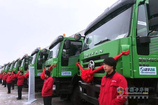 红岩新型环保渣土运输车采用了国五排放标准