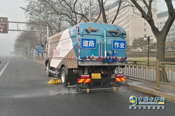 北京环卫集团加强洗地作业