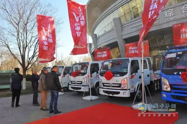 上汽跃进室外展车