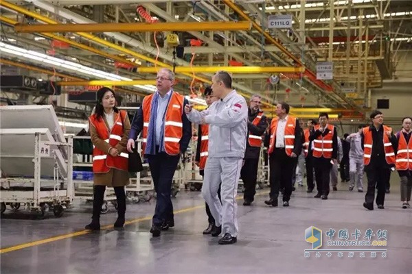 沃尔沃集团总裁兼CEO马丁·伦德斯泰特先生参观东风商用车工厂