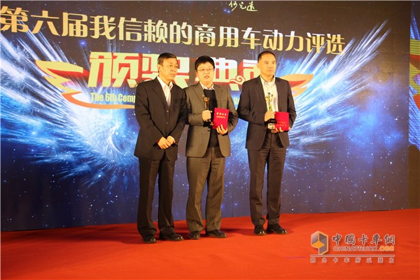 李春雷（左）为福田康明斯（右）、上菲红（中）代表颁奖