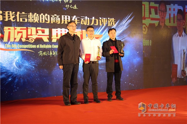 魏安力（左）为江西五十铃（右）、江淮纳威司达（中）企业代表颁奖