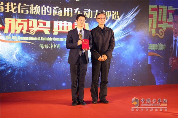 魏安力（右）为一汽锡柴企业代表（左）颁奖