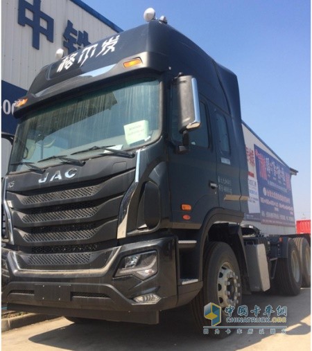 搭载重汽曼技术MC11发动机的格尔发440马力6X4载货车