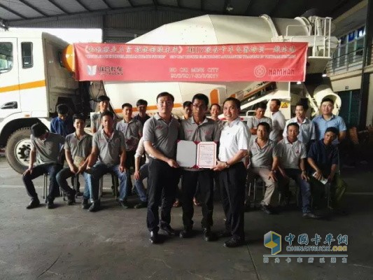 联合卡车培训讲师和越南经销商总经理为学员颁发证书
