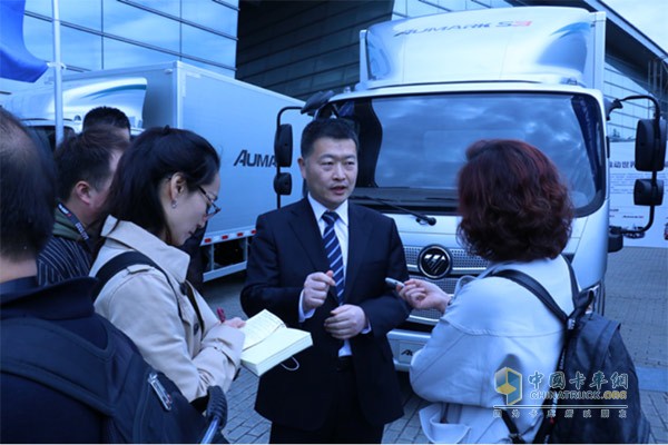 福田商用汽车集团高级副总裁 欧马可业务总监 欧马可事业本部本部长顾德华先生接受媒体采访