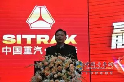 ​济南商用车销售部总经理鲍红亮在致辞
