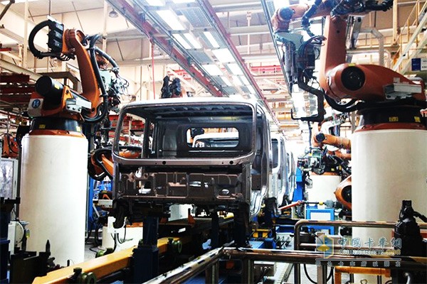江淮轻卡焊接生产线的主角是数十台德国进口的库卡(KUKA)机器人