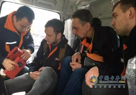 联合卡车客户服务部技术工程师王子坤在向俄方讲解联合卡车诊断仪的使用