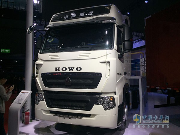 HOWO-T7H 6×4燃气牵引车