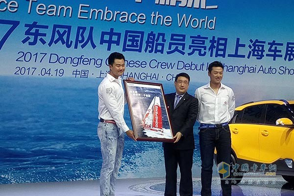 沃尔沃环球帆船赛东风队中国船员杨济儒与陈锦浩亮相2017上海车展