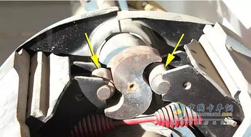 平时需要及时调整刹车间隙，这时蹄片被动回位拉簧作用有限，分泵回位簧需要加强。