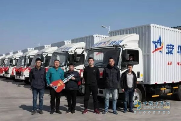 中国重汽轻卡销售部交付沈阳安华快运集团首批订单50台物流车