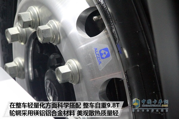 上汽红岩杰狮C500 8X4中置轴货运列车