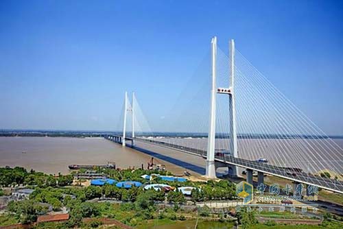 荆州长江公路大桥通行新规实施