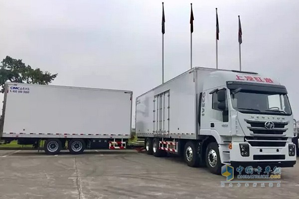 红岩杰狮8×4中置轴货运列车