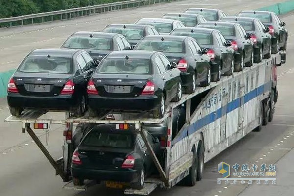 非法“飞机板”在道路上恣意“飞行”