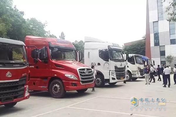 乘龙汽车室外展车