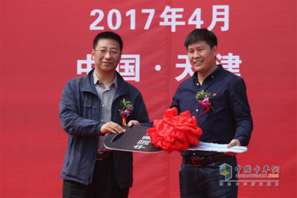 重汽销售部副总经理历宏伟给瑞安集团运输公司副总经理李雪庭发金钥匙