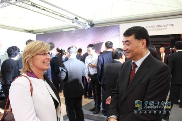 欧盟中国贸易协会秘书长Gwenn Sonck(左)与中策董事长沈金荣(右)