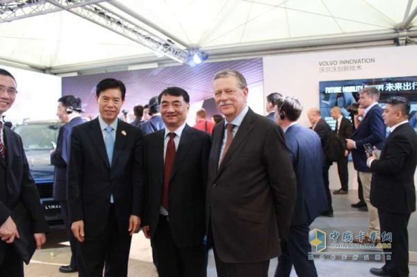 商务部部长钟山(左1)，中策董事长沈金荣(左2)与贝卡尔特CEO(右)
