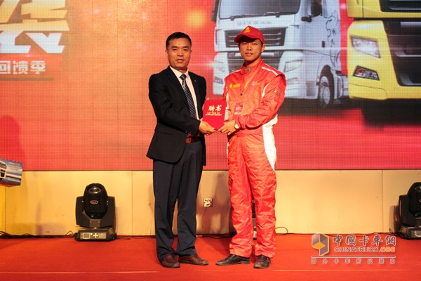 冠军选手陶海华受聘为中国重汽新斯太尔芯动430牵引车代言人