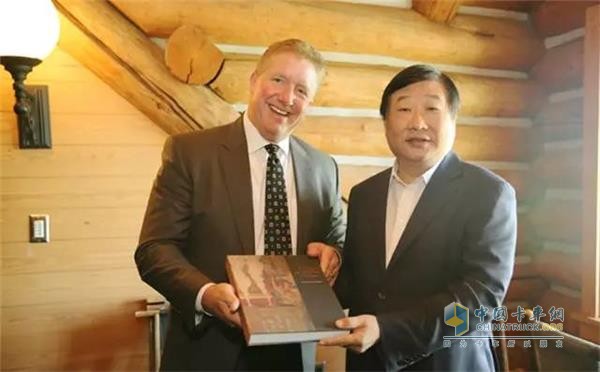 潍柴董事长谭旭光与科勒集团总裁汤姆克莱威尔合影