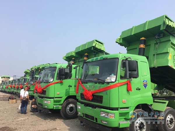  20辆华菱新型城市渣土车交付上海想越土石方公司 