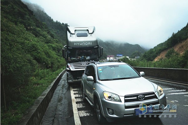 创虎车主芦师傅在甘孜藏族自治州康定市境内318国道上行驶过程中出现故障